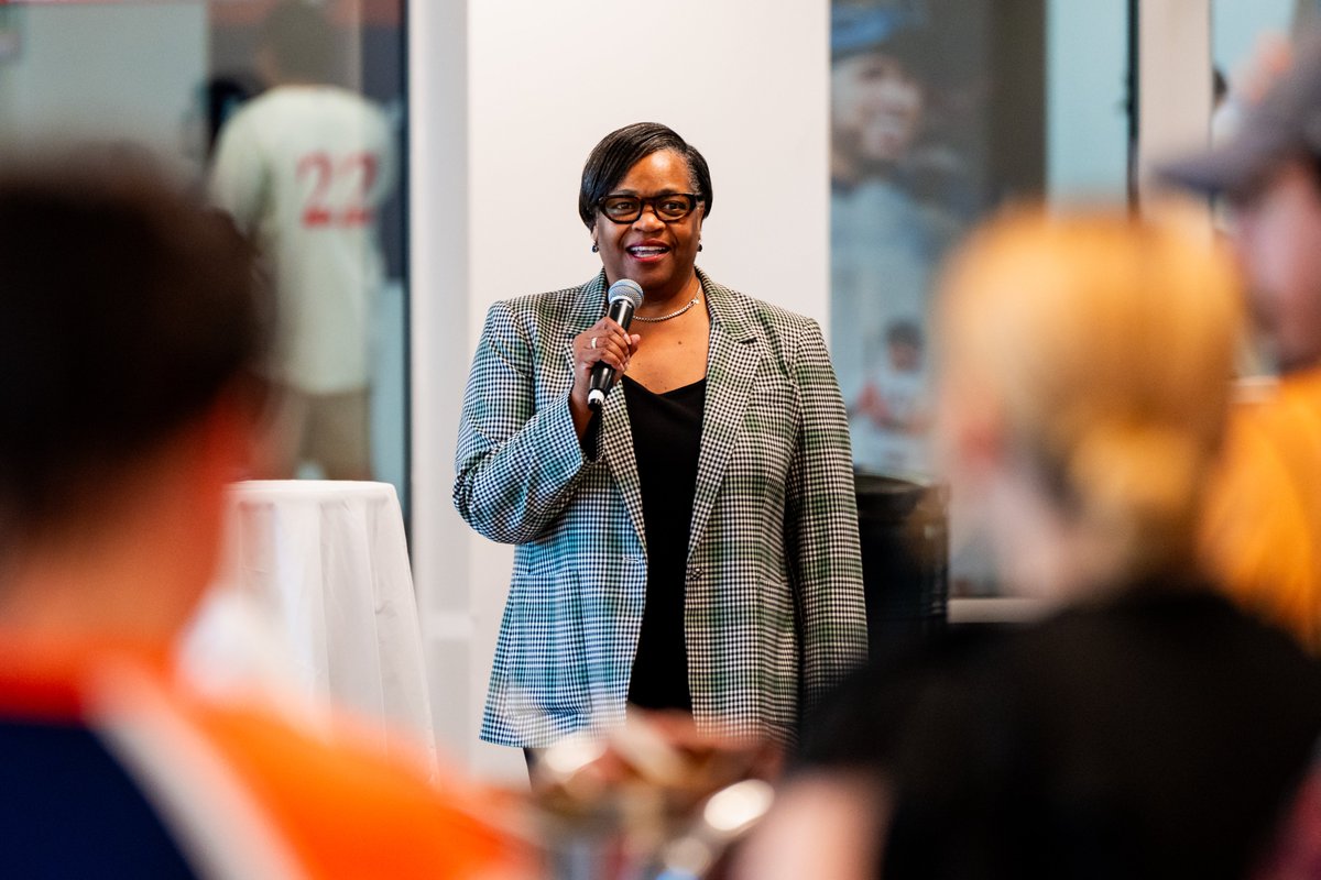 AstrosCares's tweet photo. The Astros Foundation partnered with @BankofAmerica to host an Essay Writing Contest celebrating the impact of sports in our community. The top 10 essay writers and their families were honored with a special reception in Club 42 at Daikin Park.

Bank of America is amplifying the power of sports by creating opportunities for youth to build confidence, self-discipline, and teamwork—skills that inspire success on and off the field. ⚾💙

#AstrosFoundation #BankofAmerica #SportsWithUs #CommunityImpact