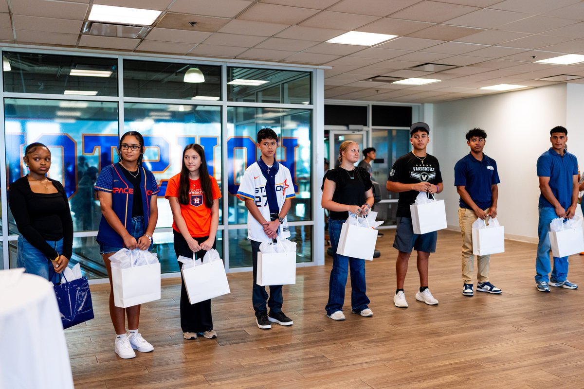 AstrosCares's tweet photo. The Astros Foundation partnered with @BankofAmerica to host an Essay Writing Contest celebrating the impact of sports in our community. The top 10 essay writers and their families were honored with a special reception in Club 42 at Daikin Park.

Bank of America is amplifying the power of sports by creating opportunities for youth to build confidence, self-discipline, and teamwork—skills that inspire success on and off the field. ⚾💙

#AstrosFoundation #BankofAmerica #SportsWithUs #CommunityImpact