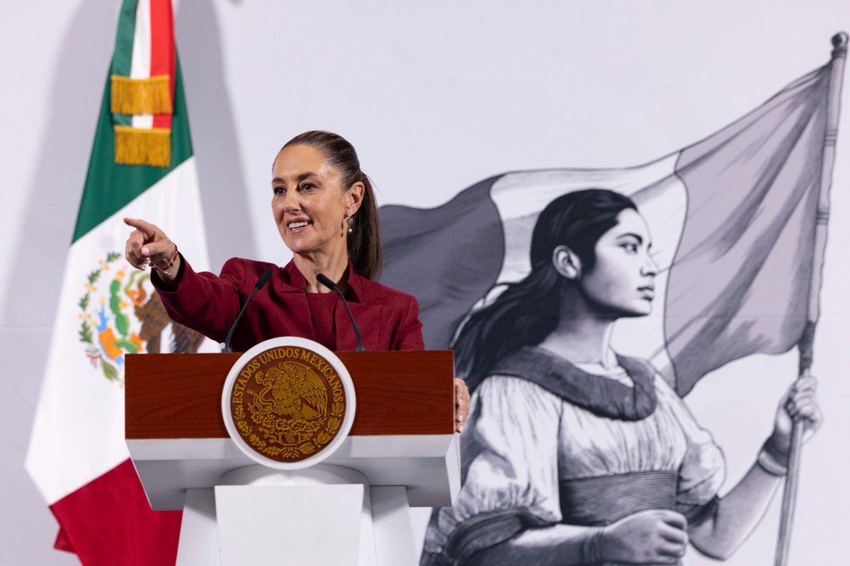 PuroTss's tweet photo. La campana resuena con voz femenina. #GritoHistoricoPresidenta https://t.co/puQXQkFikv