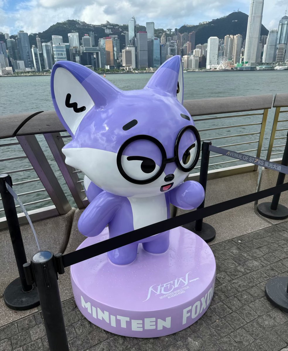 vminsoul's tweet photo. ohh there’s miniteen big figures at the entrance of Hong Kong Avenue of Stars, i think its for the Caratia offline experience event

 #SEVENTEEN #세븐틴 #MINITEEN
#SEVENTEEN克拉境 #SEVENTEEN_CARATIA
#SVT_WORLDTOUR #NEW_HONGKONG
#SVT_TOUR_NEW_ https://t.co/vxZRE6ENYK