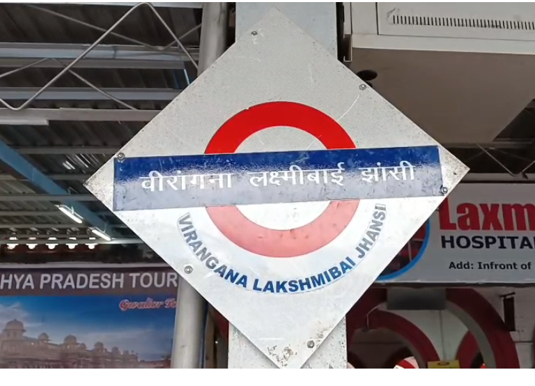 bstvlive's tweet photo. 🚨झांसी : झांसी रेलवे प्लेटफार्म पर हुई सख्ती🚨

🆔 महंगे दाम पर सामान बेचना पड़ा भारी
🕵️‍♂️ अमूल स्टॉल और वाटर एटीएम हुए बंद
🕵️‍♂️ शिकायत पर सीधे स्टॉल सील होंगे, जुर्माना नहीं
🕵️‍♂️ वरिष्ठ वाणिज्य प्रबंधक अमन वर्मा ने दी चेतावनी

#Jhansi #RailwayPlatform #MarketRegulation https://t.co/w74JnCbGlV