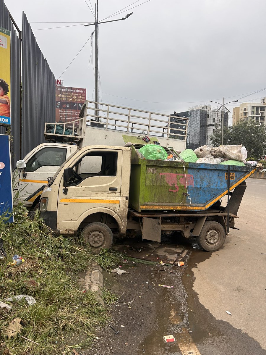 ananddeo29's tweet photo. For the past 10 days, garbage trolley with unhygienic waste are parked at our society gate. Very serious health hazard for residents.Shameful that no @pcmcindiagovin has acted despite complaints. Immediate action is demanded!
Verve Apartments, Bhumkar Chowk 
@pcmchsgsociety https://t.co/aoBNUKNx32
