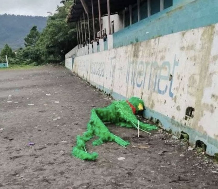 Nuestro quetzal espantado por un ideal que no existe, se puso las de hule al prado más mudo, pelado y triste. ..