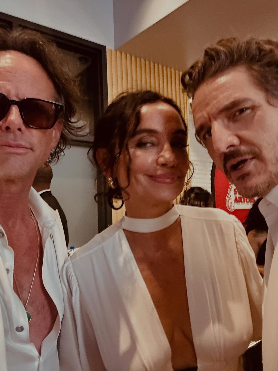 The Uninvited reunion! 

Pedro Pascal with Walton Goggins and Nadia Conners during the Emmys

📸 waltongoggingsbonafide | instagram