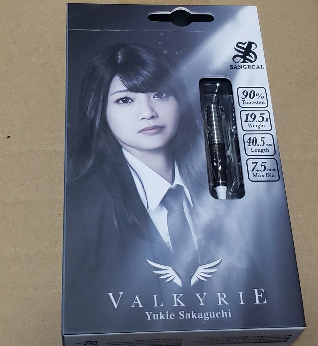k_ayase02's tweet photo. 坂口優希恵選手モデルのバレル、ヴァルキリーが届いた！！
エスダース限定モデルと迷ったけど黒の方もかっこいいし、結局黒の方を選んだ！

今は坂口選手モデルのバレル、EMPRECHU5 (エンプレチュ5)を使用。

箱が素敵過ぎるんですが！！！
#ダーツ
#ダーツ好きと繋がりたい https://t.co/a6MIgMbvAD