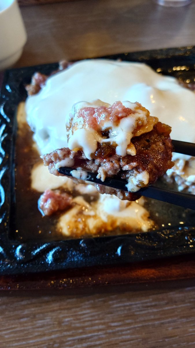 SOULMANyoutube's tweet photo. 休みの昼。
BEEF IMPACT
牛100パーセント 極ハンバーグ 300g
チーズソーストッピング
中毒性があるハンバーグ🤩✨
ガーリックソースでがっつりいく‼️
美味い😋😋
#旭川 #ランチ #ハンバーグ #BEEFIMPACT https://t.co/rpIRAZpSKY