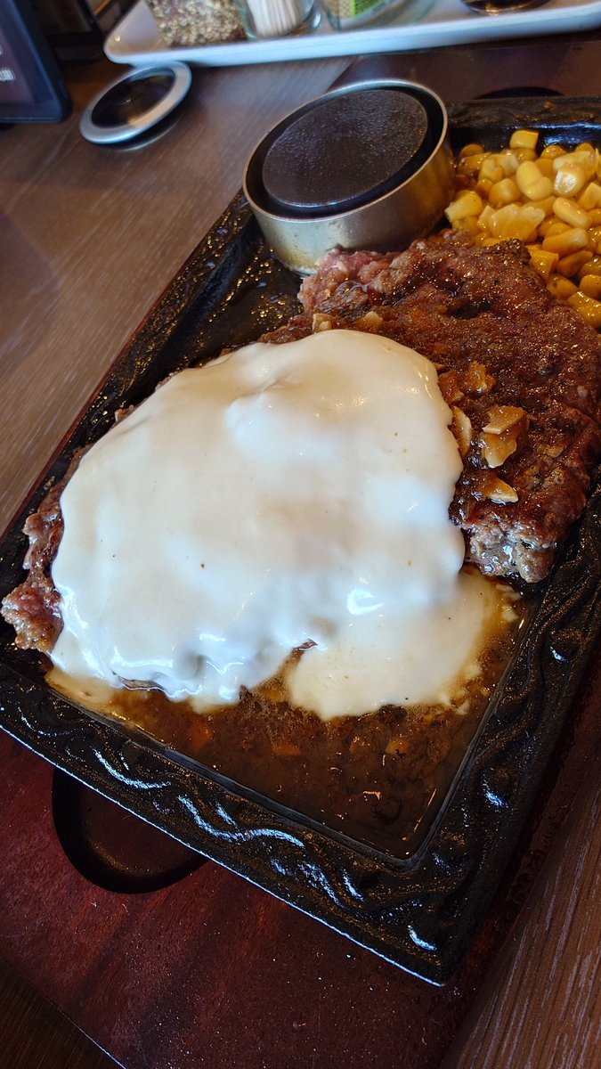 SOULMANyoutube's tweet photo. 休みの昼。
BEEF IMPACT
牛100パーセント 極ハンバーグ 300g
チーズソーストッピング
中毒性があるハンバーグ🤩✨
ガーリックソースでがっつりいく‼️
美味い😋😋
#旭川 #ランチ #ハンバーグ #BEEFIMPACT https://t.co/rpIRAZpSKY