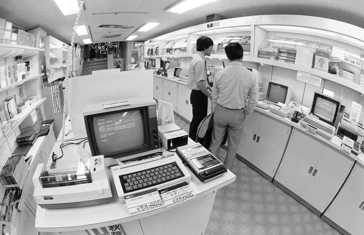RetroAndreiBlog's tweet photo. A computer shop in Japan, 1982. Packed with early home computers, monitors, and cassette drives. Pure retro soul.
#RetroComputing #VintageComputers #Japan #昭和レトロ https://t.co/mzlQdFcJKr
