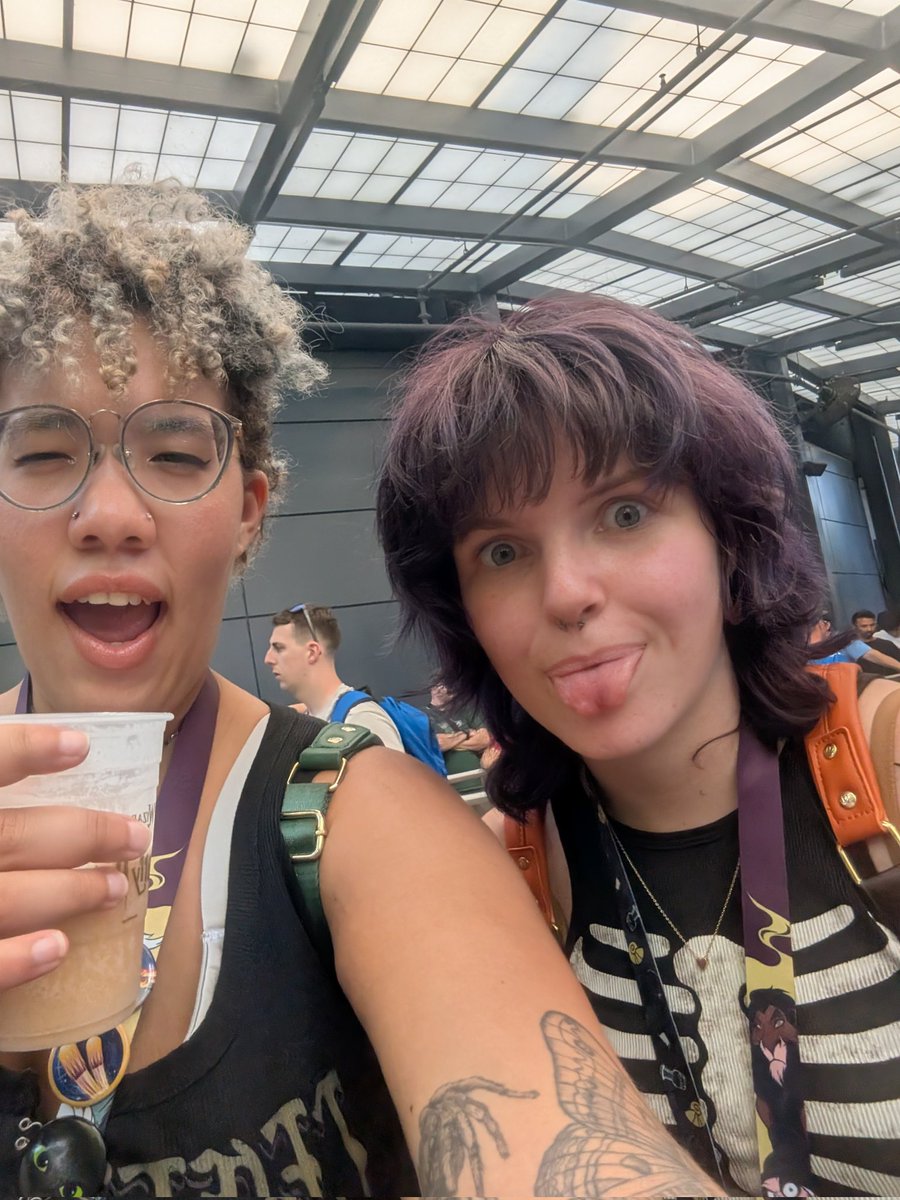 chaoscxt's tweet photo. #UOFistBump to Ari of HHN when park was clearing out day guests. Such an enthusiastic person and completely made our day by giving my friend, Talon and I some Halloween trinkets. People like Ari truly brighten the world!! 

(9/14) @UniversalORL https://t.co/R29DFs6llm