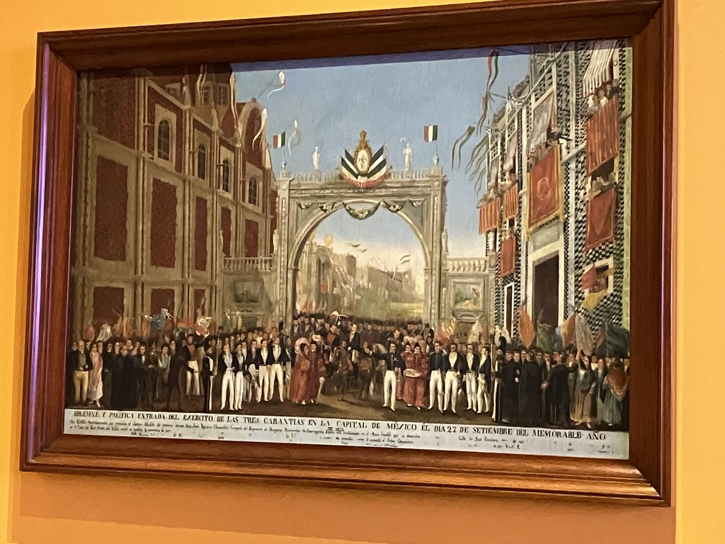 PadreJRG's tweet photo. Datos poco conocidos (o maliciosamente ocultados) sobre la independencia de México.

24 de febrero de 1821
Agustín de Iturbide proclamó el Plan de Iguala. Estaba dirigido a los mexicanos, comprendiendo bajo ese nombre no sólo a los nacidos en América, sino a los europeos, africanos y asiáticos que en ella residían. En este documento se reconocieron los grandes beneficios que la América sacó de la conquista y dominación española, a la que llamó la nación más católica y piadosa, la más heroica y magnánima. 
Los artículos esenciales del documento eran: la conservación de la religión católica, apostólica romana, la independencia del Imperio Mexicano (bajo la forma de gobierno monárquico moderado), y la unión entre europeos y americanos; a estos artículos se les llamó las Tres Garantías, de allí el nombre del "Ejército Trigarante", que consumó la independencia de México.

Significado de la bandera: 
El blanco, significa la pureza de la religión; el encarnado (rojo) es por la nación española (cuya curcada es de ese color); el verde se aplicaba a la independencia. Las fajas fueron al principio horizontales, luego se pusieron perpendiculares por decreto del primer congreso. 

27 de septiembre de 1821
Entra triunfal el Ejército Trigarante (16,000 hombres) en la Ciudad de México. Luego del desfile, Iturbide fue a la catedral, en la cual lo esperaba el arzobispo; tomada el agua bendita, entró en el templo y se cantó solemnemente el Te Deum. El regidor Tagle dijo una oda que terminó con estos versos: "Vivan por don de celestial clemencia, la religión, la unión, la independencia".

28 de septiembre de 1821
La junta provisional gubernativa asistió a la catedral, fueron recibidos por el arzobispo y el cabildo. Prestaron cada uno juramento de observar y guardar fielmente el Plan de Iguala y el tratado de Córdova, y de desempeñar exactamente el cargo para el que había sido nombrado. Juraron poniendo la mano sobre los Evangelios. 
Luego eligieron unánimemente a Iturbide presidente de la junta y volvieron a la catedral a cantar el Te Deum y se celebró una Misa de acción de gracias.
Por la noche se decretó el Acta de Independencia del Imperio Mexicano. Entre los firmantes está el arzobispo de Puebla, de nombre Antonio.
En el Acta de Independencia se reconoce que el triunfo es el resultado de los esfuerzos iniciados en Iguala. 

Fuente: Lucas Alamán, Historia de México, vol. 5.

Si eres mexicano y no sabías esto, sería bueno preguntarte por qué no te lo enseñaron, o por qué no se insiste más en estos datos históricos. No es casualidad que celebremos el inicio de un movimiento, pero no su triunfo y consumación, ni que hayan quedado en el olvido las Tres Garantías ni el significado original de los colores de nuestra bandera. 
México independiente nació católico. Esta es nuestra historia, y estas son nuestras raíces. Ahora, hay que recuperar esa identidad que nos dio Dios, la Virgen de Guadalupe y los héroes que nos dieron Patria.
¡Viva México!
¡Viva la Virgen de Guadalupe!
¡Viva Cristo Rey!