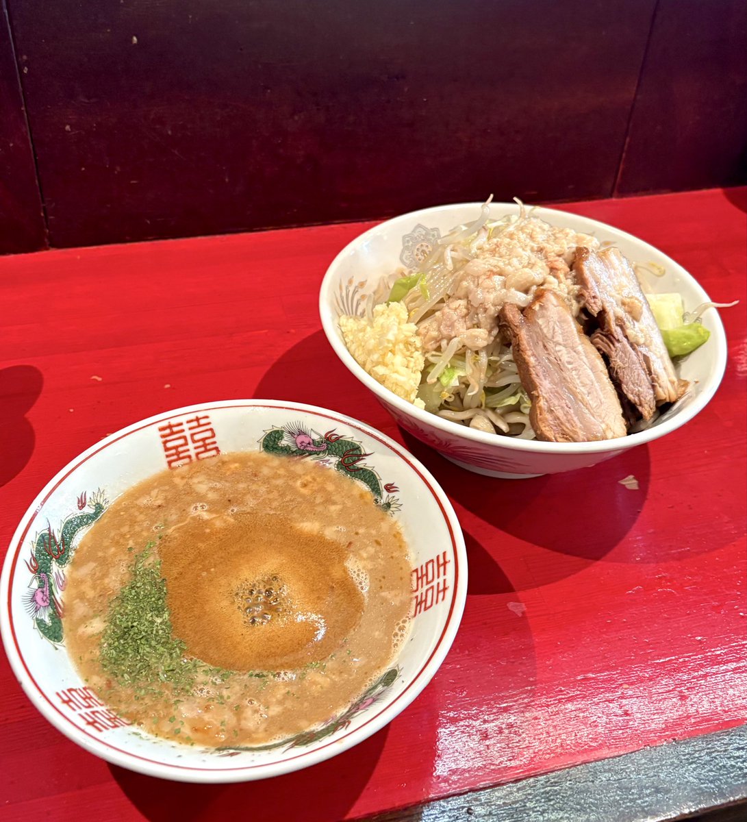 ラーメン二郎　会津若松駅前店
小ラーメン1,000円つけ麺変更300円
海老味つけ麺　ニンニクアブラ

初つけ麺です
エビの味が全面に出てる濃厚スープがとても美味しかったです！焼き石が入っておりスープが熱々でした　
このつけ汁で雑炊作ったら美味しそう☺️
ご馳走です。