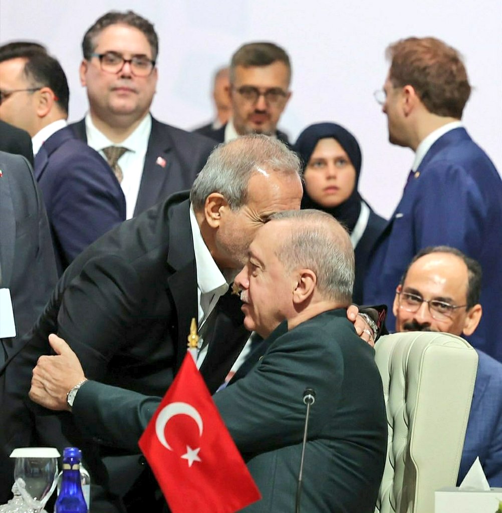 ultra_ehsan's tweet image. آقای پزشکیان رئیس جمهور محترم!وقتی اردوغان حاضر نیست هیکلش رو از روی صندلی بلند کنه،بایسته و به شما به عنوان نماینده ایران احترام بگذاره و در موضع برابر صحبت کنه لزومی نداره شما کمر کج کنید و او را ببوسید‌.اینها در عرصه دیپلماسی یعنی ما خودمان را از ترکیه پایین‌تر و تابع میدانیم!