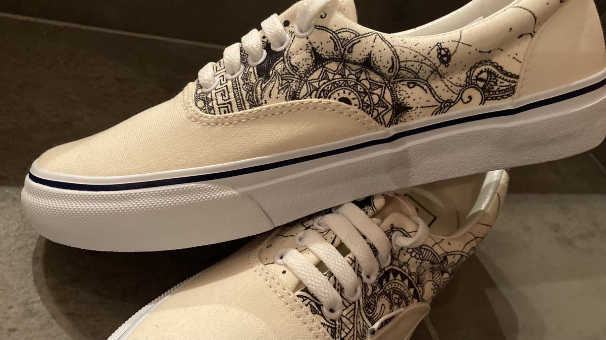 RADGAMES_WRO's tweet image. I'll go get the blank shoes in 6h.
If you wanna order a pair of it please purchase by then🙏
I'm waiting for your order!!
Thanx!!
#customvans #customsneakers #sneakerhead 

store.famdmsd.com/categories/689…