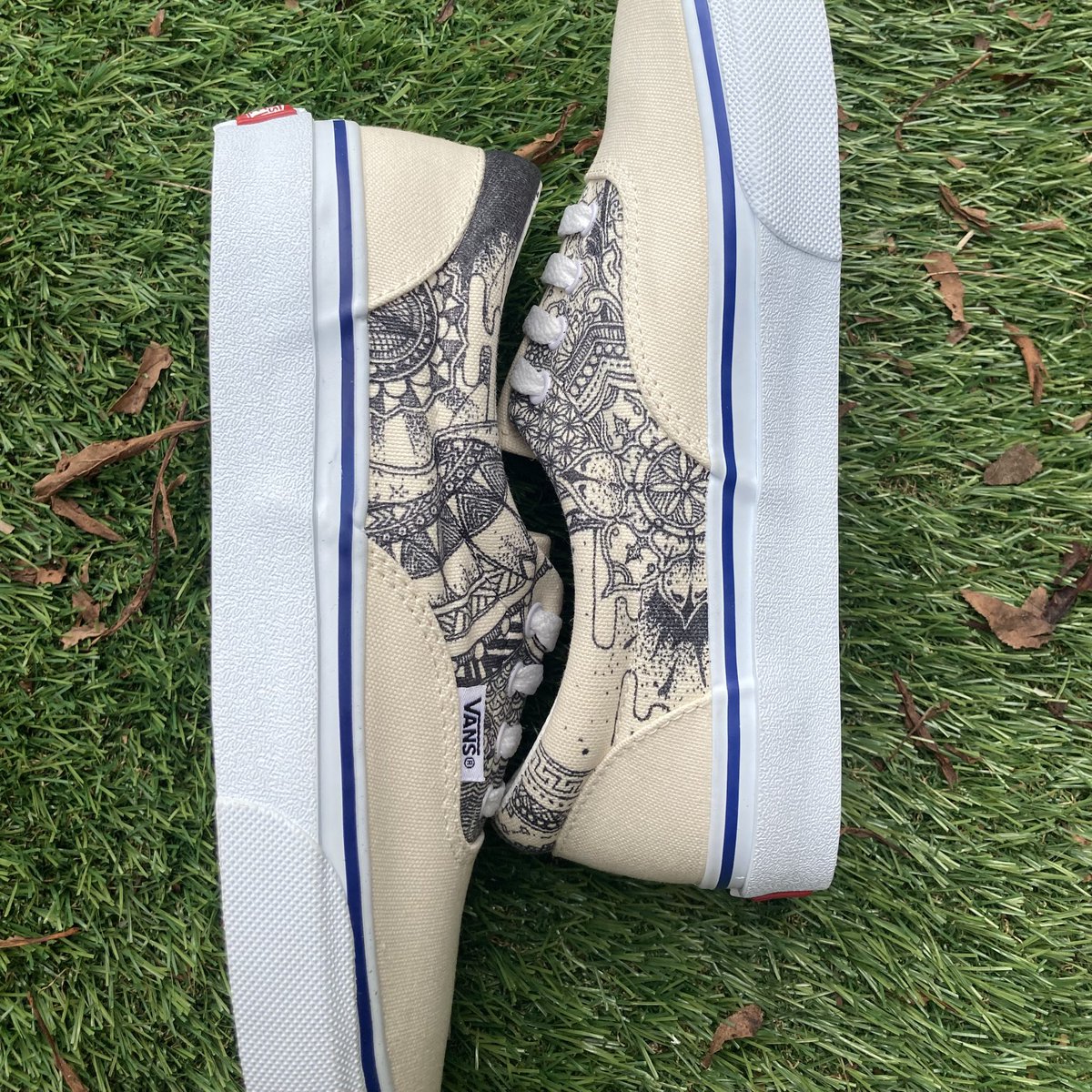 RADGAMES_WRO's tweet image. I'll go get the blank shoes in 6h.
If you wanna order a pair of it please purchase by then🙏
I'm waiting for your order!!
Thanx!!
#customvans #customsneakers #sneakerhead 

store.famdmsd.com/categories/689…