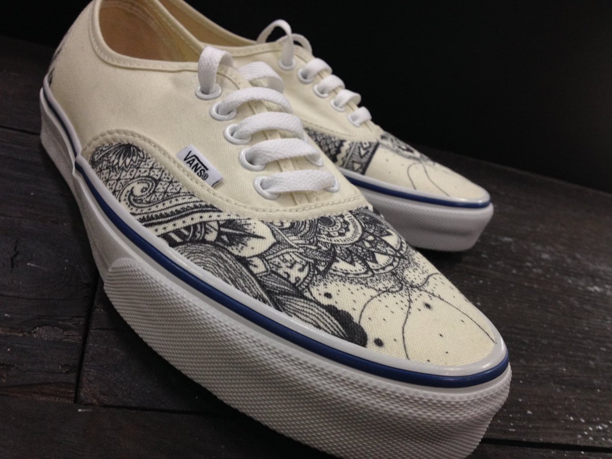 RADGAMES_WRO's tweet image. I'll go get the blank shoes in 6h.
If you wanna order a pair of it please purchase by then🙏
I'm waiting for your order!!
Thanx!!
#customvans #customsneakers #sneakerhead 

store.famdmsd.com/categories/689…