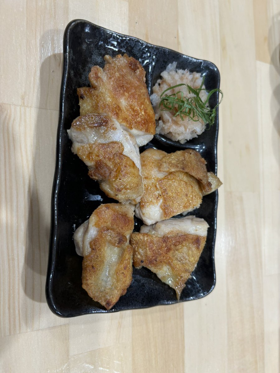 【とりにく鉄板焼 たかちん オープン🔥】

本日も開けました
ご来店お待ちしております💪

【写真】　とりモモ肉　梅おろし　350円
　大根おろしに梅を混ぜています
　さっぱりとお召し上がりください！