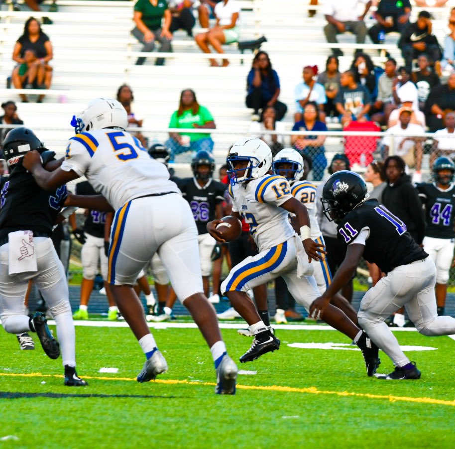 bpoll10's tweet photo. me at LT/ pictures from last thursday/ sumter high jv vs crestwood high jv https://t.co/DG8jcwOsSy