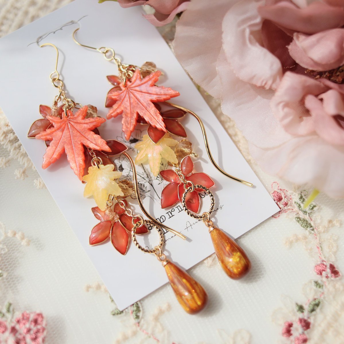 Caprimu_flower's tweet image. こんにちは
🎁企画にはたくさんのご参加ありがとうございました！
ロゼット風耳飾りは販売も予定しております🌼またお知らせしますね📢

紅葉しながら散っていく紅葉を表す「紅葉かつ散る」という季語があるそうです🍁
そんな雰囲気の秋の風を感じる紅葉作品を作りました