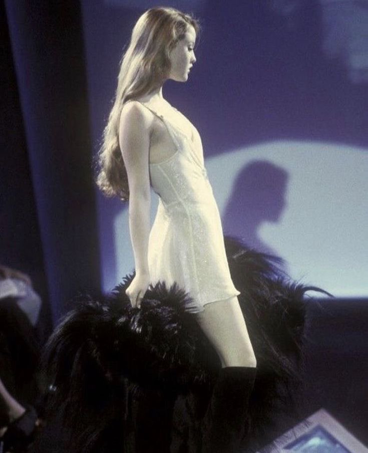 ChrryMartinis's tweet photo. Devon Aoki walking at the Fall/Winter 1998 Mugler show https://t.co/ps48NGyBrY
