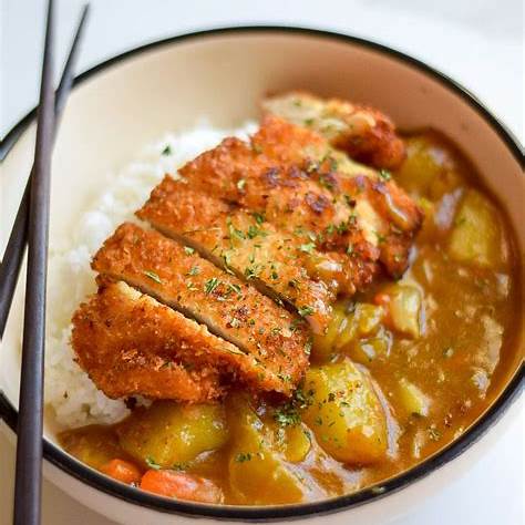 お昼休み🍛  
今日はちょっと贅沢してカツカレー！  
サクサクのカツとスパイシーなルーで午後も頑張れそう。  

みんなはカレー食べるとき、カツ派？それともシンプル派？  
#カツカレー #お昼ごはん #午後の活力