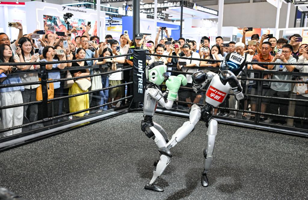 DYongchuan's tweet photo. 🤯 Robots throwing punches, fridges planning your meals, mirrors checking your skin, cars sensing your mood… The future isn’t coming—it’s HERE at #SmartExpo2025 in Chongqing! 🚀✨
#AI #SmartLife #TechBuzz https://t.co/Sakf1Ix7GD