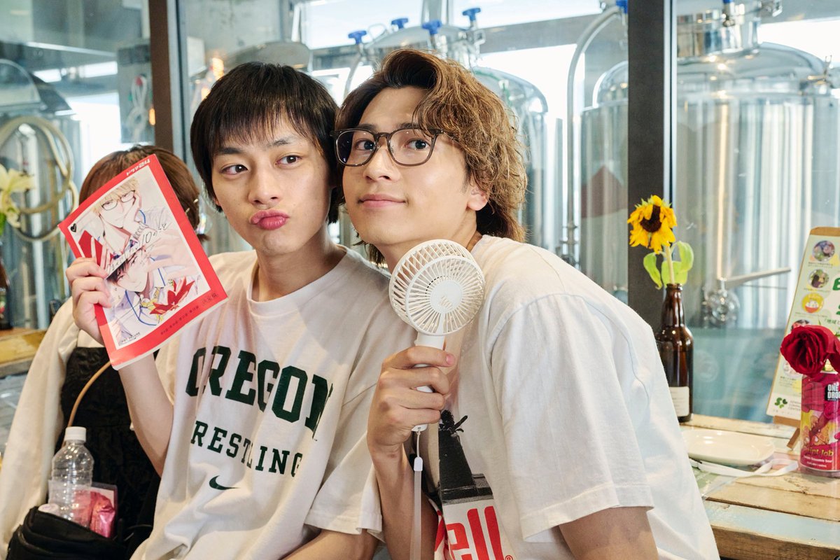 40_10things_tx's tweet photo. #ドラマ40までに
オフショット大公開🫧

慶司(#庄司浩平)と田中(#平井亜門)の
2ショットをお届け🌻

設定は冬ですが、撮影は暑い中行なっていたので
裏側では半袖＋手持ち扇風機…❕☀️

冬設定の本編は、
ぜひ #TVer でお確かめください✅
🔗https://t.co/8m1iuUKZK8 https://t.co/fmHbjTlWFv