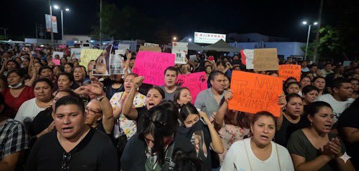 INDIGNANTE en Santa Catarina, Nuevo León! 🚨 Cientos de personas intentan ingresar al Grito para protestar contra el alcalde Jesús Nava por su cruel orden de dejar morir a más de 70 perros y gatos. ¡Esto no puede quedarse impune! #JusticiaParaLosAnimales #SantaCatarina