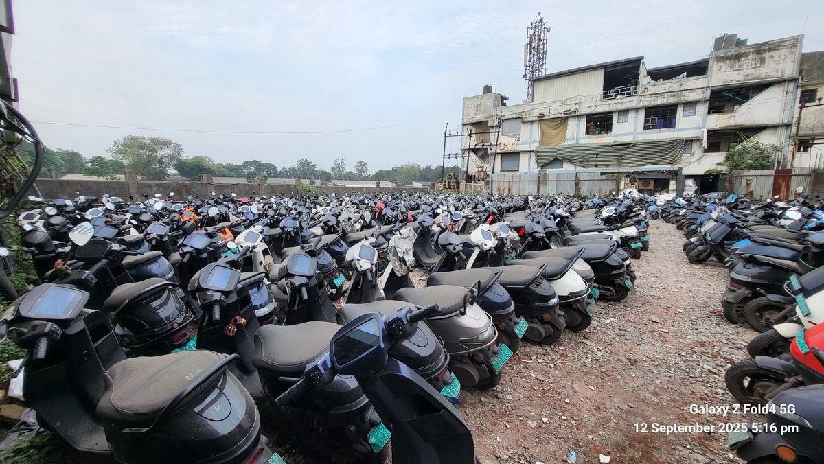 DilipMalani5's tweet photo. @OlaElectric More than 40 days, till scooter at service centre, I'm in Long queue. 
I would request to every Ola EV buyer, First Visit Nearest Ola service than take your decision to Fall into the well.
@bhash @suvonilc @Khalidaaalbadri @akhandelwal https://t.co/9RhzWLy5G9