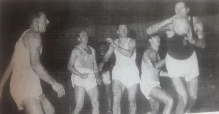 #Uruguay triunfando sobre una potencia mundial, la #UnionSovietica. Fue por segunda vez en su historia. Año 1966. Palacio Peñarol. Victoria fue por 69 a 67 . En la foto, el ruso de 2,23m, Krumins, rodeado de #celestes.
🌎🏀🇺🇾#UnaVueltaPorElPasado