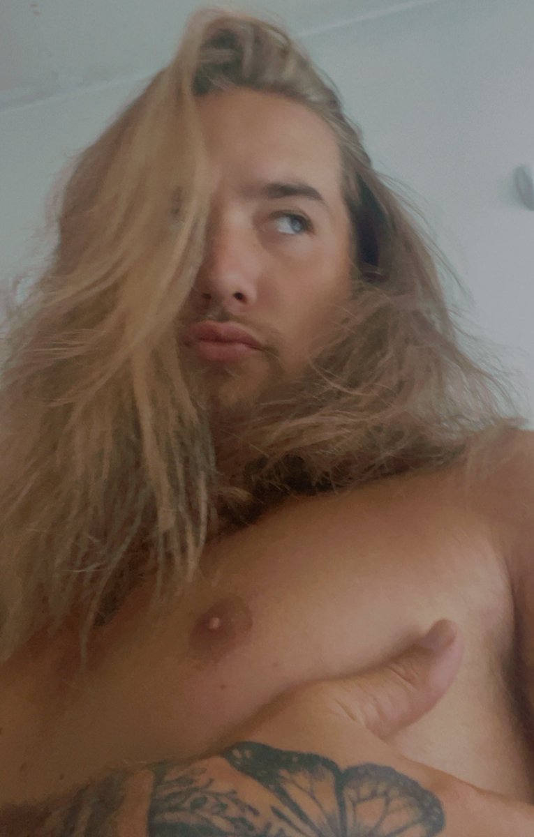 Xachary111's tweet photo. #nipslip https://t.co/UQroKw7pio