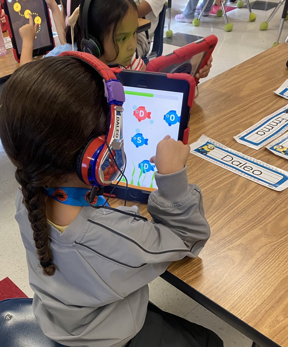 gses_929's tweet image. Today, for a part of the literacy block, students in Mrs. Booker’s classroom engaged in letter formation, name writing, and listening comprehension activities, while also learning classroom expectations and procedures for #classroomtechnology use! 👩‍💻👨‍💻 #NNPSProud #OneNNPS