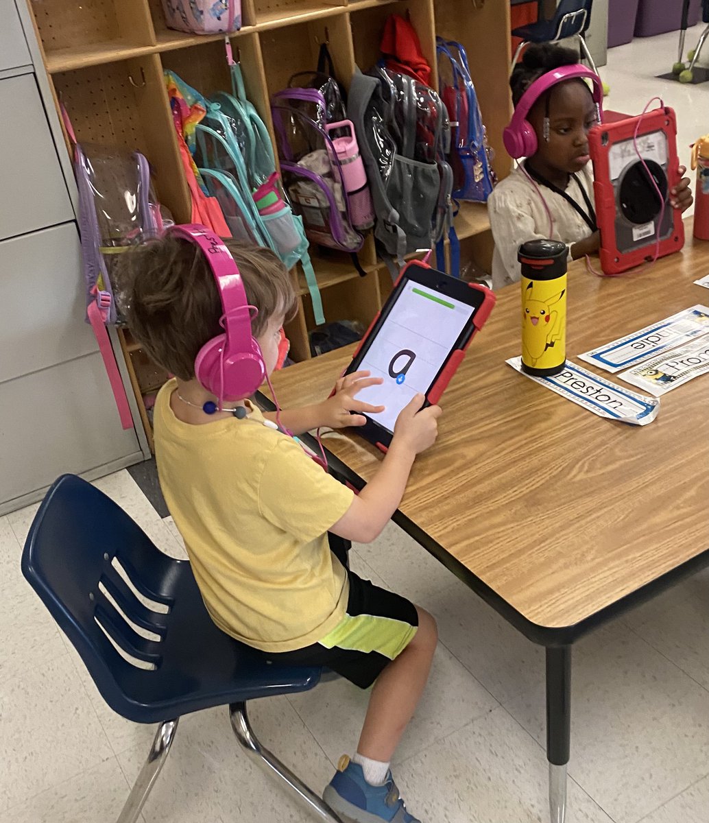 gses_929's tweet image. Today, for a part of the literacy block, students in Mrs. Booker’s classroom engaged in letter formation, name writing, and listening comprehension activities, while also learning classroom expectations and procedures for #classroomtechnology use! 👩‍💻👨‍💻 #NNPSProud #OneNNPS