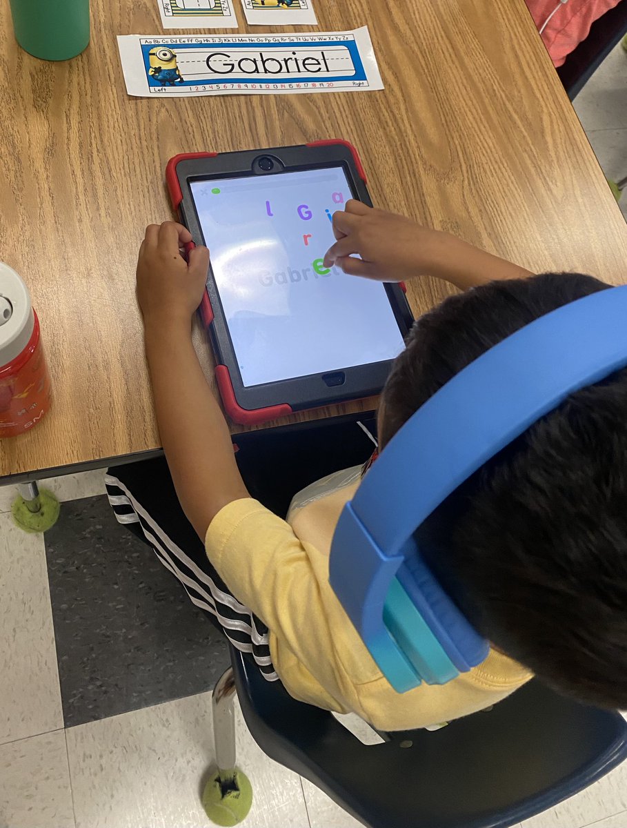 gses_929's tweet image. Today, for a part of the literacy block, students in Mrs. Booker’s classroom engaged in letter formation, name writing, and listening comprehension activities, while also learning classroom expectations and procedures for #classroomtechnology use! 👩‍💻👨‍💻 #NNPSProud #OneNNPS