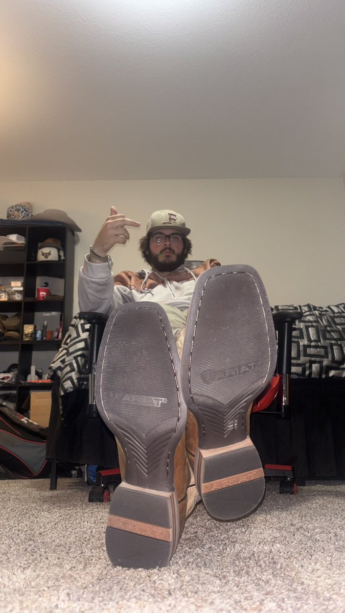 get on these boots an bow🙇‍♂️ to this alpha and send those tributes show this alpha how good you are😈 #cashmaster #footworship #findom #cashslave #footslave