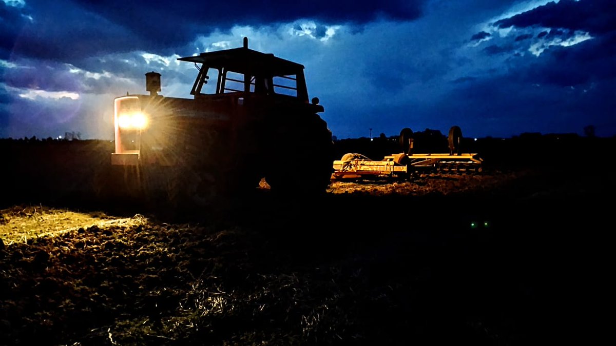Cae el sol, y se encienden las luces del trabajo nocturno.
