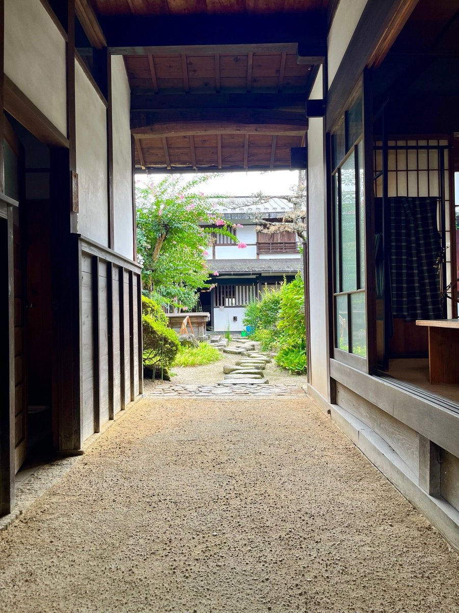 おはようございます！
連休明け朝天気は晴れ🌞

朝晩も涼しくなり
世界陸上に世界バレーと
スポーツ盛りだくさん🏐
秋が近づいてきましたかね🍃

寝不足気味の週明けも
どうぞよろしくお願いします♪

#企業公式相互フォロー
#企業公式が朝の挨拶を言い合う