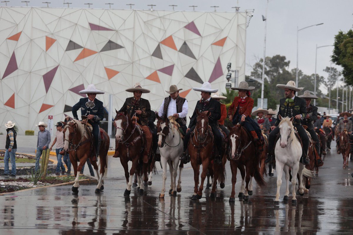 artemisa_laura's tweet image. 🤠🇲🇽 Con orgullo celebramos una de las tradiciones más mexicanas, la #Charrería.

En el marco de la conmemoración del Día del Charro, con mucho gusto estuve en la #Cabalgata encabezada por nuestro gobernador @armentapuebla_ .

Muestra de disciplina, legado familiar y amor por
