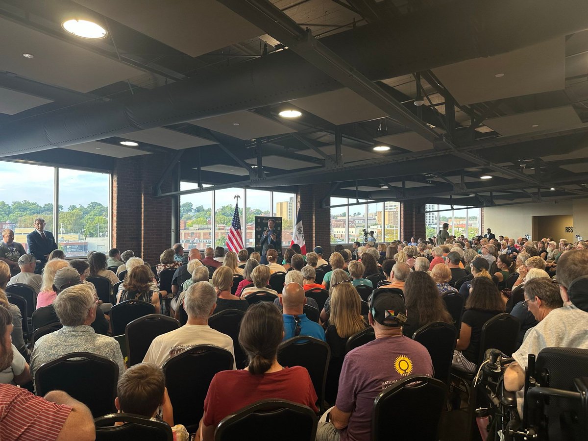 RobSandIA's tweet image. Before &amp;amp; after the Sandstorm 🤩 

Full house in Scott County tonight! Thank you to everyone who came out to connect and share your thoughts. Every conversation gets us closer to solving some of Iowa’s toughest challenges.