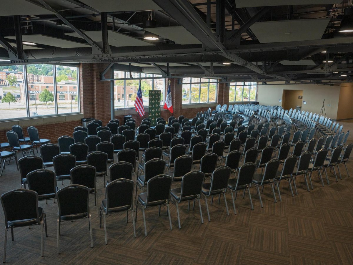 RobSandIA's tweet image. Before &amp;amp; after the Sandstorm 🤩 

Full house in Scott County tonight! Thank you to everyone who came out to connect and share your thoughts. Every conversation gets us closer to solving some of Iowa’s toughest challenges.