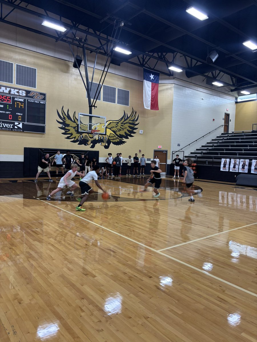 The guys were getting after it today! Starting with some work on the primary break. Then finishing with a defensive trapping drill, with emphasis on denying the skip pass and playing into transition. Stacking days ‼️ #GR🏀VE