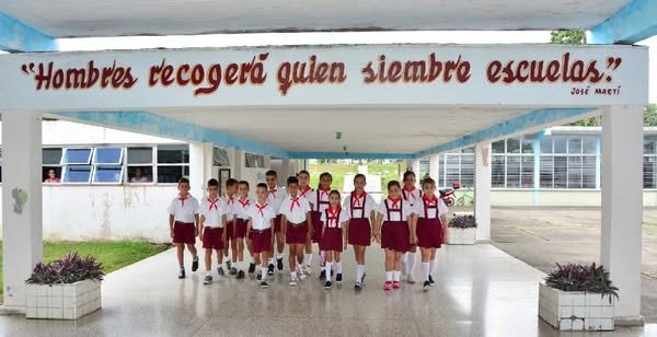 El 15 de septiembre de 1971 #FidelPorSiempre inaugura en Meneses el seminternado Héroes de Yaguajay, la escuela prometida por el Comandante Camilo Cienfuegos a esa comunidad 
#100AñosConFidel #SanctiSpíritusEnMarcha