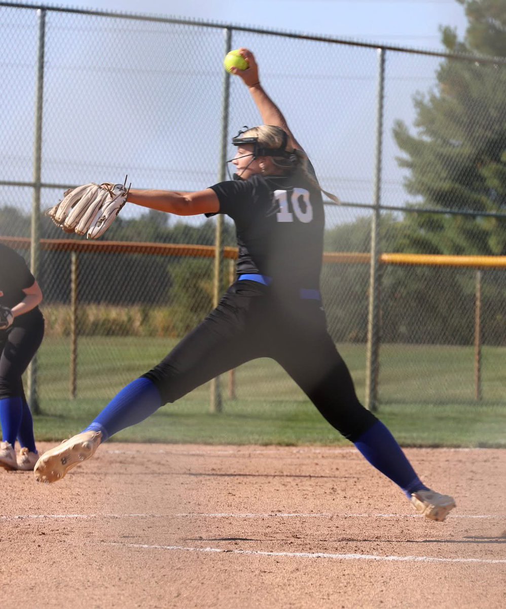 TNMojo2728's tweet photo. Great start to the fall for the ladies. Bats were on 🔥 35 runs in 3 games. @BraeleeBurskey lead the way with an .857 avg 😳 with multiple extra base hits. @claireritt24 With 3 XBH, .625avg.   @Sydneydobbs6 and @Jacque_is_1 did not allow an ER in their appearances 🔒#SheRakes https://t.co/cfoAOgxqHW