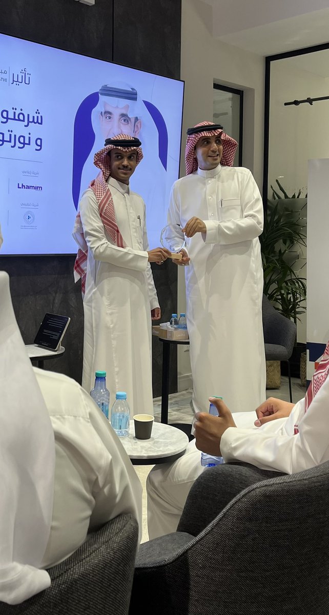 Fjsa33's tweet photo. سعدت اليوم بحضور جلسة “التأثير القيادي في الاتصال والإعلام” مع الأستاذ محمد الحسن @malhassann 
طرح مميز وأسلوب ملهم يضيف الكثير لمن يحضر ويستمع ✨👌 https://t.co/pG02okQvs2