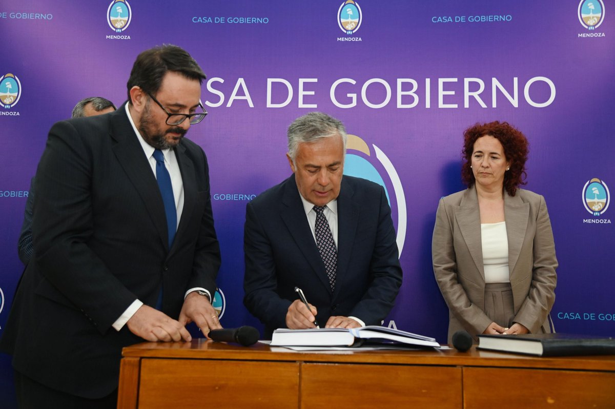 Andrea Molina juró como nueva vocal del Tribunal de Cuentas de Mendoza.
Su designación reafirma el compromiso con la transparencia, el control de los recursos y la solidez institucional de la provincia.

#TribunalDeCuentas #Mendoza #Transparencia