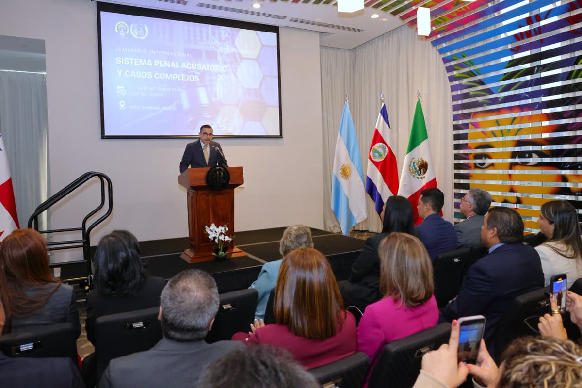PGN_PANAMA's tweet photo. ⚖️ La Procuraduría inauguró el Seminario Internacional sobre el Sistema Penal Acusatorio y Casos Complejos.
🌎 Expositores de 6 países comparten experiencias para fortalecer la labor de los fiscales y la confianza ciudadana.
#Justicia #Panamá https://t.co/BFZ9ChQU2Q