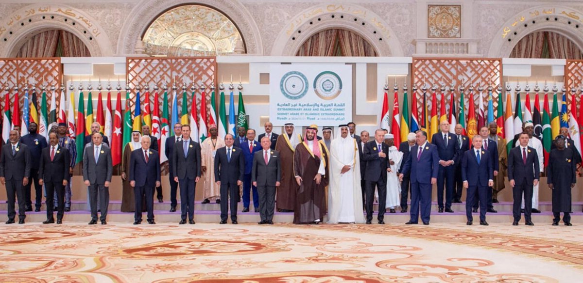 يوشك أن تداعى عليكم الأمم من كل أفق كما تداعى الأكلة على قصعتها". قالوا: أمن قلة نحن يومئذ يا رسول الله ﷺ؟ قال: لا، ولكنكم غثاء كغثاء السيل، يجعل الوهن في قلوبكم، وينزع المهابة من صدور عدوكم. قالوا: وما الوهن يا رسول الله ﷺ؟ قال: حب الدنيا وكراهية الموت."