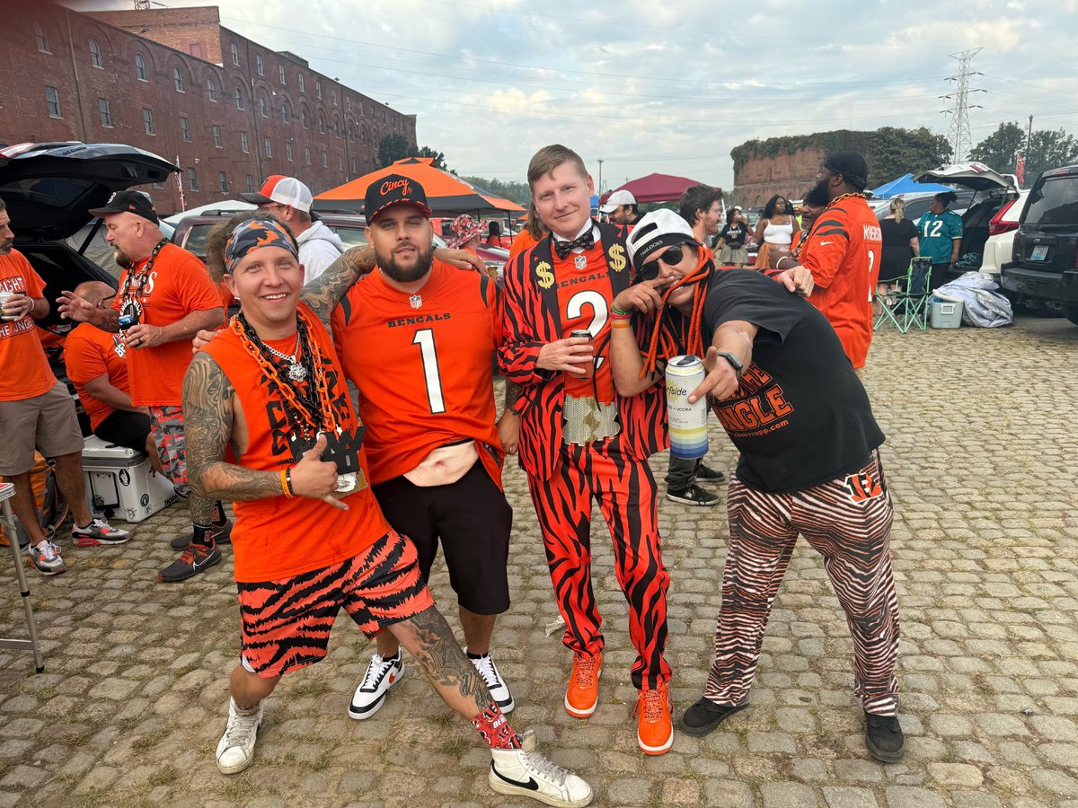 BengalMillion's tweet photo. Sundays in Cincinnati >>> 🧡🖤
This is what being a Bengals fan is all about! 🐅 #WhoDey #PaycorStadium #TailgateGoals https://t.co/sdCi4gUqtA