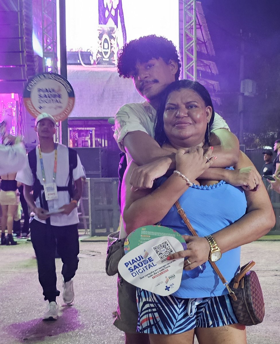 itjhonata's tweet image. o eu de antes de 2014 jamais imaginou que um dia estaria em uma parada (lgbt+) com minha mãe e meu irmão lá atrás trabalhando rs