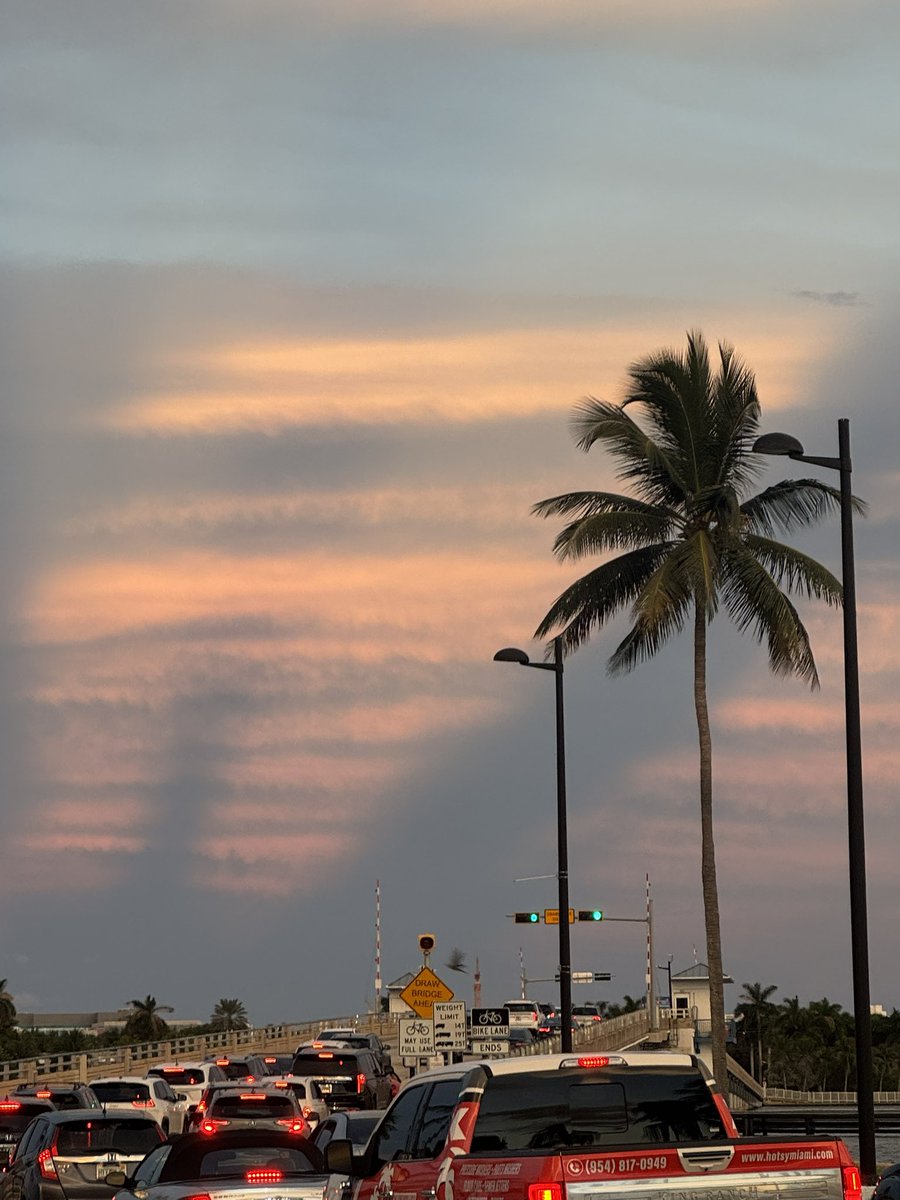 Latinamd's tweet photo. When the Monday night commute traffic is horrible but you work in Miami and the sunset is beautiful. #sunsetclub 🌅 https://t.co/kyhGO6LEp4