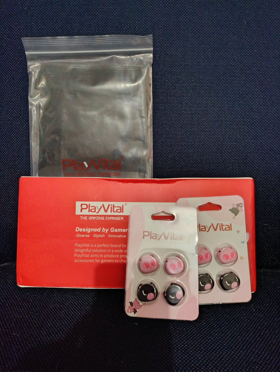 gux360's tweet image. A few week's ago when the Gamescom contest started I mentioned that I'd like to win the NS2, and if I did I'd give the NS1 to my little brother. Well, a promise is a promise. Thank you so much to @HexController @PlayVitalGaming and @ExtremeRate I am very grateful to all of you.